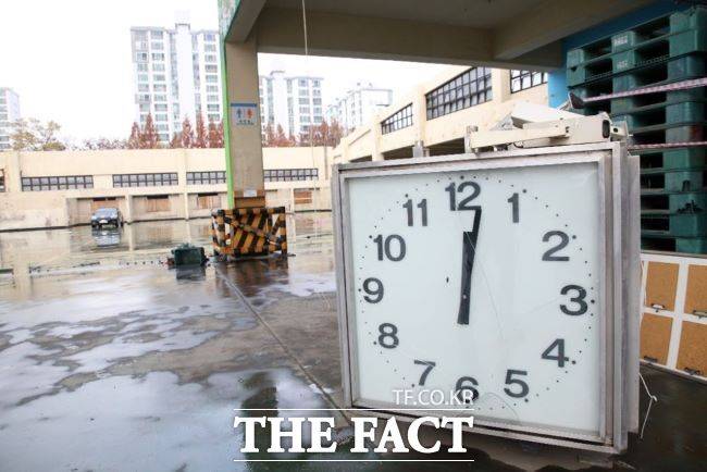 안양농수산물도매시장 청과동이 붕괴된 시각인 12시 2분에 멈춘 시계. /안양시