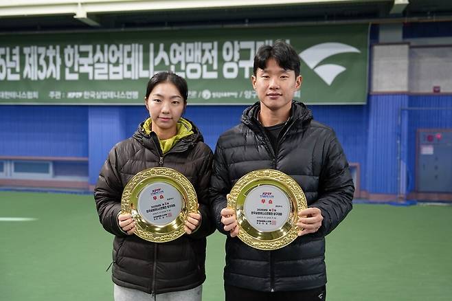 실업연맹전 혼합복식 우승 최서인 이민현 조.