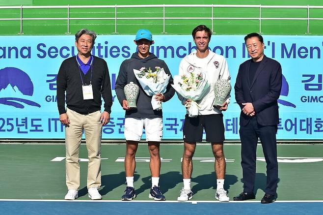 단식 시상식 후.(왼쪽은 임차훈 레퍼리, 오른쪽은 이진수 토너먼트 디렉터)