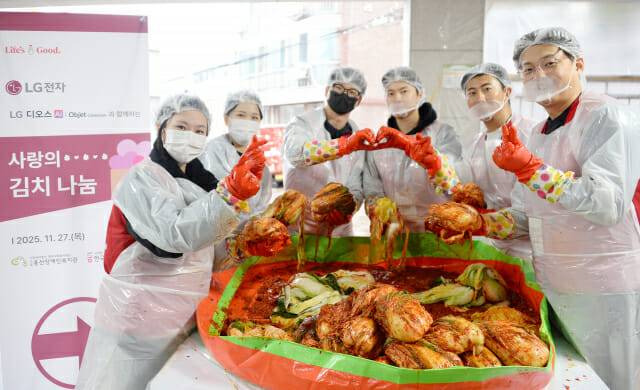 LG전자 임직원들로 구성된 ‘라이프스굿 봉사단’이 서울 저소득 장애인 가정 300곳을 위한 김장 김치를 담그는 모습.(사진=LG전자)