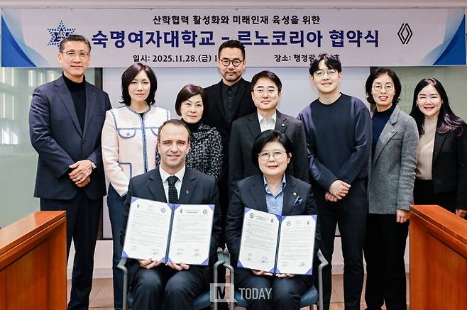 좌측부터) 르노코리아 최성규 연구소장, 상희정 대내/외전략본부장, 니콜라 파리 사장, 박정완 인사본부장,숙명여자대학교 이주현 산업디자인과 학과장, 신지영 산학협력단장, 김수영 기계시스템학부 교수,손서희 대학일자리플러스센터장, 윤경희 경력개발처 특임교수