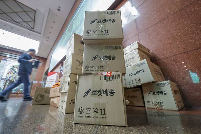 국내 1위 이커머스(전자상거래) 기업 쿠팡이 보유한 3370만개 계정의 고객 정보와 배송지, 공동 현관 비밀번호, 주문 내역 등이 유출되면서 직접 피해는 물론 이를 악용한 보이스피싱 등 2차 피해가 발생할 수 있다는 우려가 커지고 있다./장련성 기자