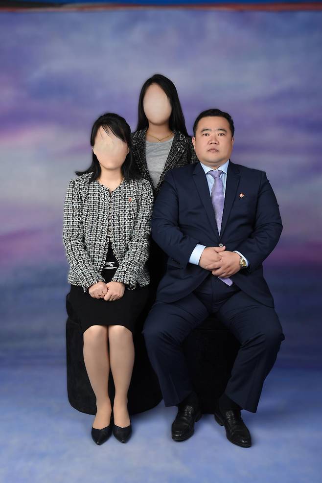 탈북 1년 전에 찍은 류현우 전 대사(앞줄 오른쪽) 가족 사진. 류현우 전 대사 제공