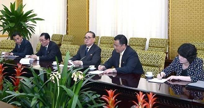 2016년 오만 외무성 부상 방북 때 류 전 대사(오른쪽에서 두 번째)가 리수용 북한 외무상(가운데)의 통역을 하고 있다. 류현우 전 대사 제공.