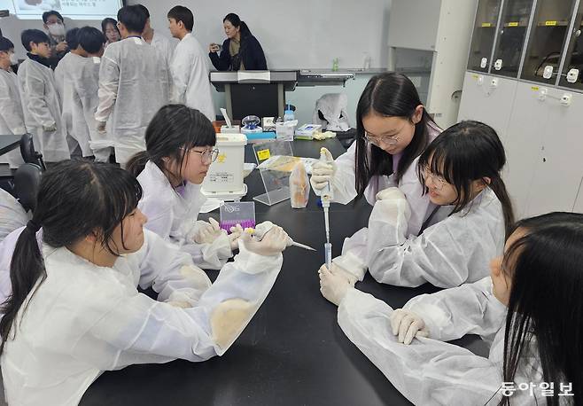 지난달 29일 청소년바이오아카데미에 참석한 여학생들이 인천 송도국제도시 연세대 국제캠퍼스 약학대학 실험실에서 1세대 화학 항암제와 2세대 항암제인 표적항암제를 비교 분석하는 실험을 하고 있다. 청소년바이오아카데미 사무국 제공