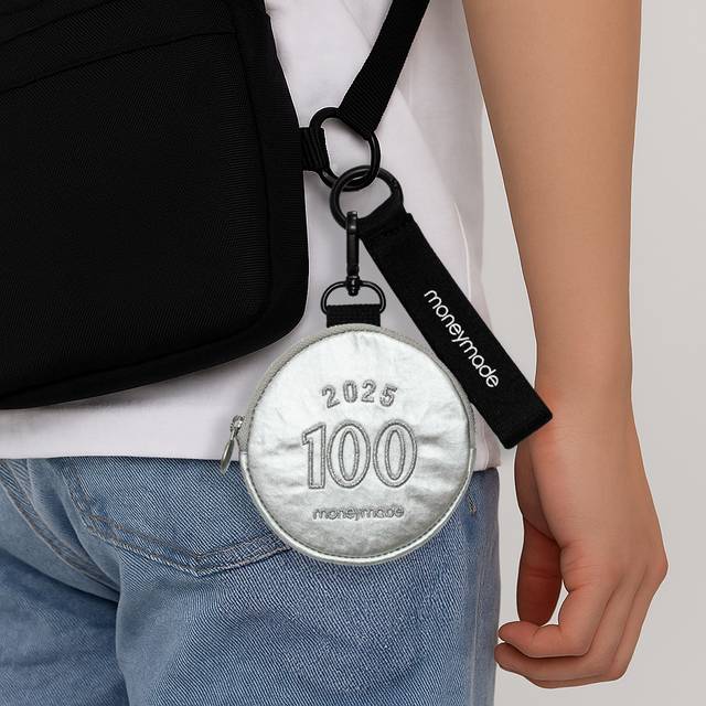 돈지갑을 백팩에 착용한 모습. [조폐공사 제공]