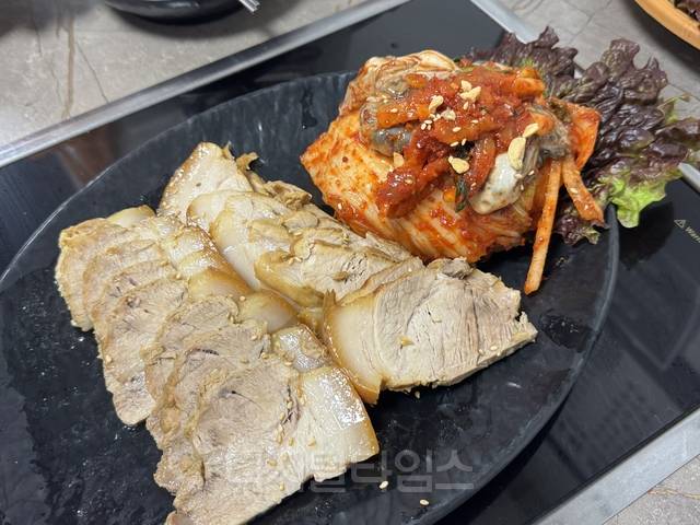 구리 돌다리보쌈칼국수의 굴보쌈. 정래연기자