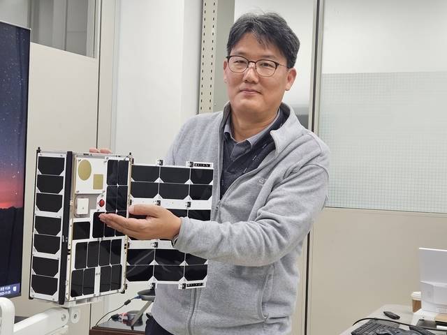 유준규 ETRI 위성통신인프라연구실장이 자체 개발한 IoT 위성인 '에트리샛'에 대해 설명하고 있다.