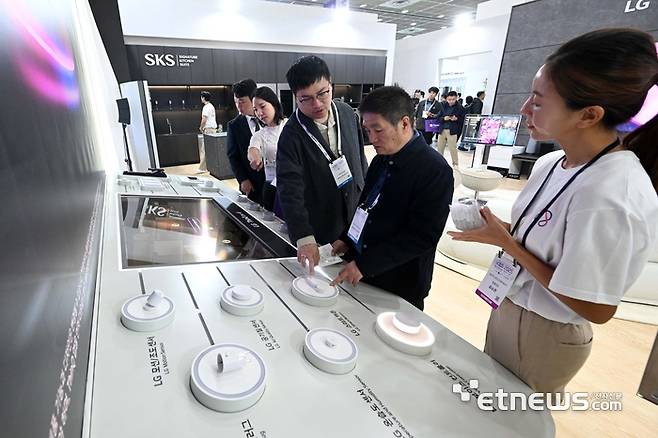 산업통상부가 주최한 한국전자전에 방문한 관람객이 LG전자 부스에서 'LG AI홈'에 대한 설명을 듣고 있다.  김민수기자 mskim@etnews.com