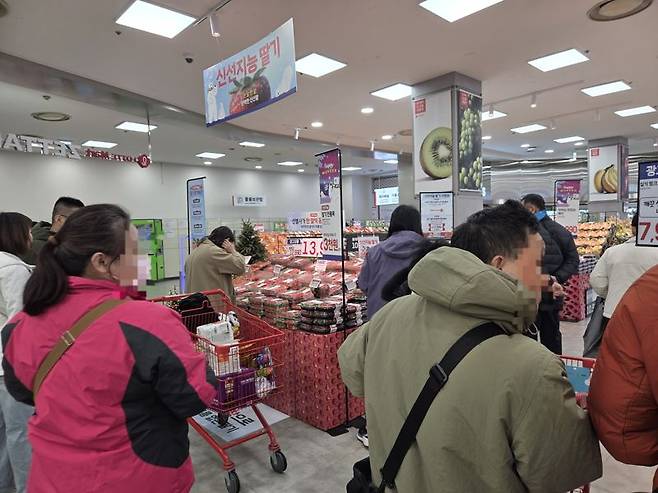 지난 28일 롯데마트 제타플렉스 서울역점의 딸기 매대 앞에서 방문객들이 북적이고 있다. 박경호 기자