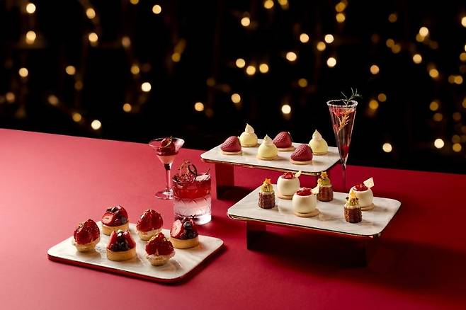 롯데호텔에서 진행하는 페닌슐라 라운지 앤 바 '2025 머스트 비 스트로베리' 디저트 뷔페. 롯데호텔 제공