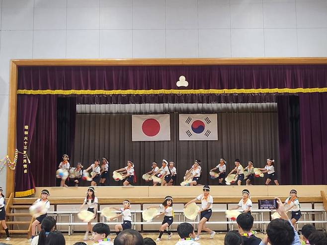 지난 27일 일본 도쿄 세타가야구 마츠가오카 초등학교 강당에서 '청풍초-마츠가오카초 국제문화·예술교류' 행사가 열린 가운데 마츠가오카초 학생들이 일본 전통 춤인 '하나가사' 춤을 선보이고 있다. 사진=서혜진 도쿄특파원