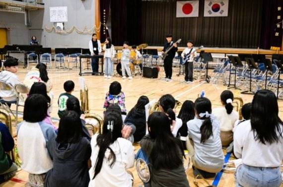 지난 27일 일본 도쿄 세타가야구 마츠가오카 초등학교 강당에서 '청풍초-마츠가오카초 국제문화·예술교류' 행사가 열린 가운데 청풍초 학생 밴드가 공연을 하고 있다. 사진=마츠가오카 초등학교