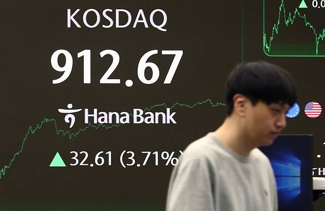 지난 28일 오후 서울 중구 하나은행 딜링룸 전광판에 코스닥 지수가 나오고 있다. /사진=뉴스1