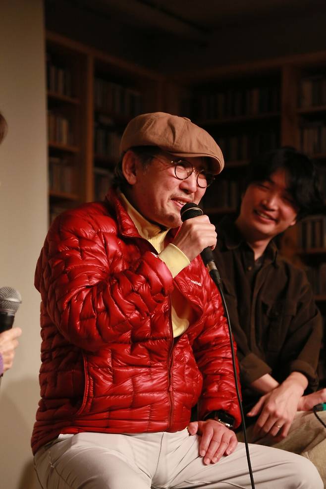 지난 27일 서울 마포구 벨로주 망원에서 열린 북토크 ‘한국 대중음악의 판을 바꾼 전설, 최성원과의 만남’에서 들국화 멤버 최성원이 이야기를 하고 있다. 한국 팝의 고고학 제공
