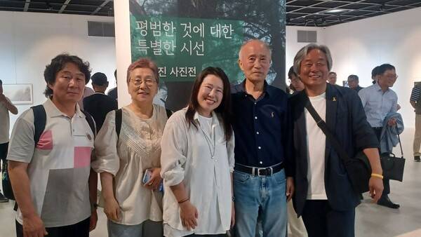 지난 6월 고인(오른쪽 둘째) 사진전 때 필자(맨오른쪽) 등과 함께 찍은 사진. 필자 제공