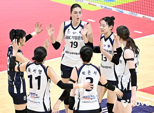 아이비케이(IBK) 기업은행 선수들이 30일 광주에서 열린 2025∼2026 V리그 페퍼저축은행과 경기에서 득점한 뒤 기뻐하고 있다. 한국배구연맹 제공