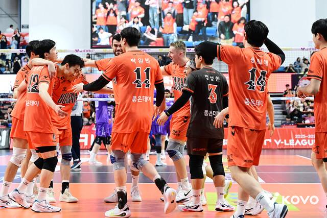 오케이(OK) 저축은행 선수들이 30일 부산에서 열린 2025∼2026 V리그 우리카드와 경기에서 승리한 뒤 기뻐하고 있다. 한국배구연맹 제공