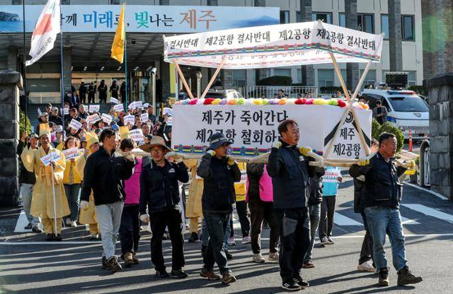 10일 제주 제주시 연동 제주도청 앞에서 제주 제2공항 건설계획 발표 10년을 맞아 전국농민회총연맹 제주도연맹과 전국여성농민회총연합 제주도연합 관계자들이 '제2공항 결사반대'를 외치는 집회를 하고 있다. 뉴시스