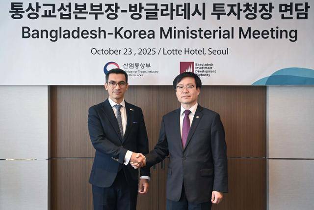 여한구 산업통상부 통상교섭본부장과 초우드리 아식 마흐무드 빈 하룬 방글라데시 투자청장이 22일 서울 소공동 롯데호텔에서 면담에 앞서 악수하고 있다. 산업통상부 제공