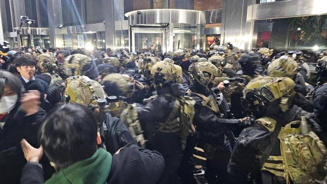 비상계엄이 선포된 다음 날인 지난해 12월 4일 오전 서울 여의도 국회 본청 앞에서 진입을 시도하는 군인들과 시민들이 충돌하고 있다. 고영권 기자