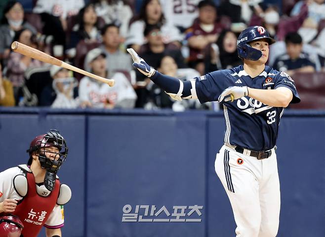 2025 KB0리그 프로야구 키움 히어로즈와 두산 베어스의 경기가 22일 오후 서울 고척스카이돔에서 열렸다. 9회초 2사 김재환이 1점차 추격하는 솔로홈런을 치고 배트를 던지고 있다. 고척=김민규 기자&nbsp; /2025.04.22/