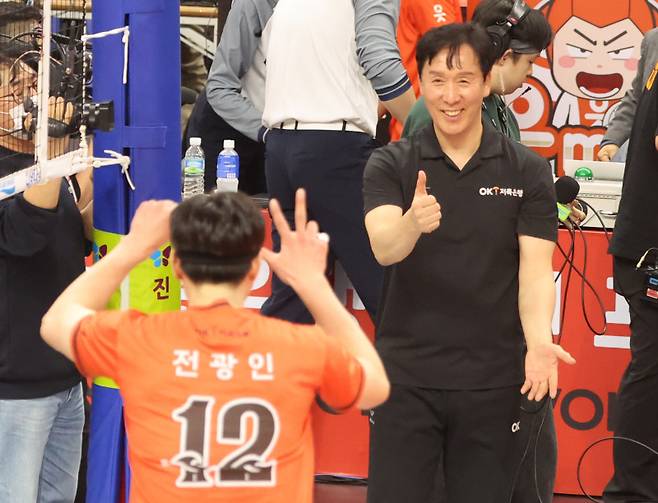 <yonhap photo-6120="">지난 27일 부산 강서체육관에서 열린 프로배구 V리그 남자부 OK저축은행에서 승리한 통산 300승을 이룬 신영철 감독이 승리가 결정되자 전광인에게 '엄지척'을 보이는 모습. 연합뉴스</yonhap>