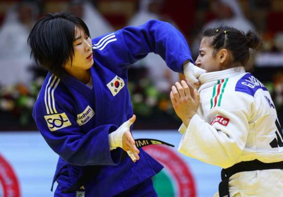 잡기싸움에서 카르나(오른쪽)를 압도한 허미미. 사진 IJF