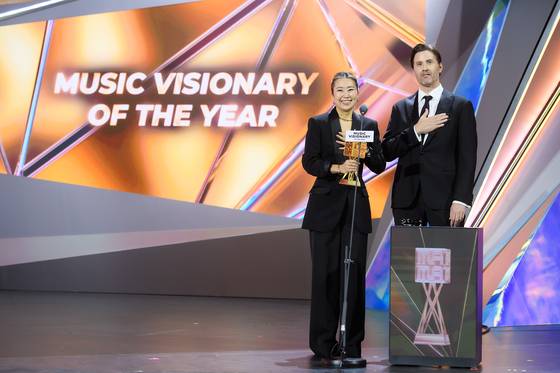 메기강, 크리스 애펄헌즈 공동감독이 홍콩 희생자를 추모하는 마음을 나눴다. 사진 CJ ENM