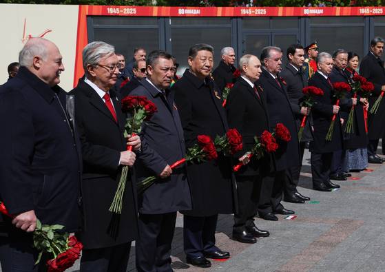 (왼쪽부터)알렉산더 루카센코 벨라루스 대통령과 카심-조마르트 토카예프 카자흐스탄 대통령, 사디르 자파로프 키르기스스탄 대통령, 시진핑 중국 국가주석, 블라디미르 푸틴 러시아 대통령, 에모말리 라흐몬 타지키스탄 대통령, 세르다르 베르디무하메도프 투르크메니스탄 대통령, 샤브카트 미르지요예프 우즈베키스탄 대통령, 토람 베트남 국가주석과 그의 아내 응오 프엉 리, 니콜라스 마두로 베네수엘라 대통령이 지난 5월 9일(현지시간) 러시아 모스크바에서 열린 러시아의 80주년 전승절 기념 행사에 참석했다. EPA=연합뉴스