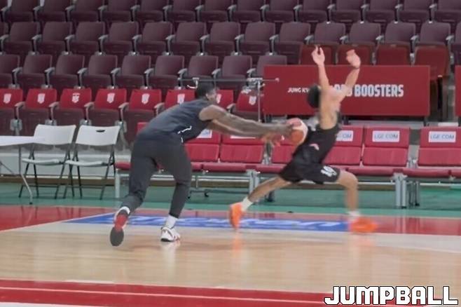 ▲공을 피하는 아반도