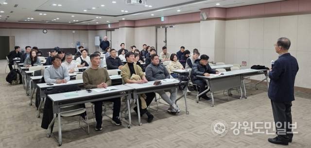 ▲ 2025년 굿리더아카데미 춘천·원주·강릉권 연합 졸업여행이 28~29일 정선 일원에서 열려 3개 권역 수강생들이 화합을 다졌다. 수강생들이 정선 하이원리조트 마운틴콘도에서 열린 김병조 교수 특강을 듣고 있다. 황선우 기자