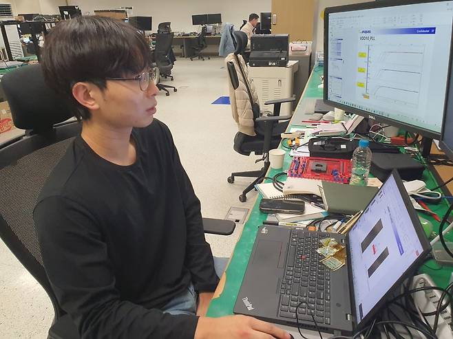 이지준 연구원이 PCB 회로 설계를 하고 있다. 윤현주 기자