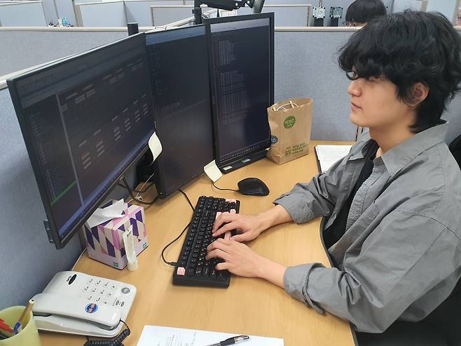 김기찬 연구원이 프로젝트 시뮬레이션 확인 중이다. 윤현주 기자