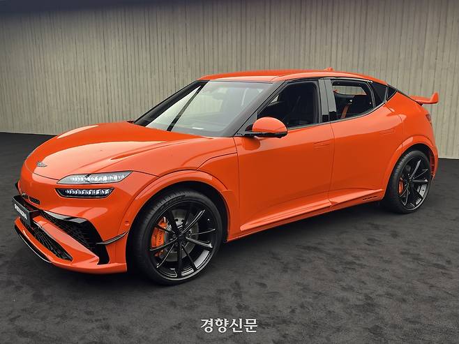 지난 12일 제네시스 수지에서 모습을 드러낸 ‘GV60 마그마’. 권재현 선임기자