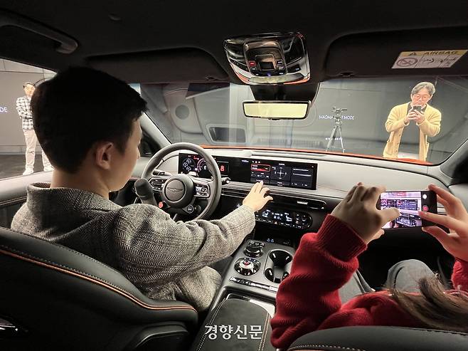 인스트럭터가 전기차 GV60 마그마에 올라 전용 가상 사운드 시스템 기능을 활성화하고 있다. 권재현 선임기자