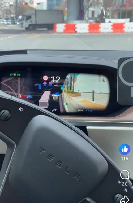 테슬라 모델X가 감독형 FSD에 따라 알아서 운전대를 돌리며 우회전하고 있다. 구태언 변호사의 SNS 영상 캡처