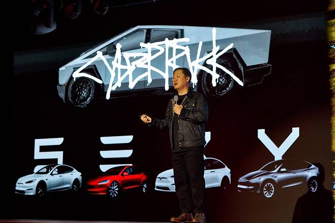 지난 27일 서울 마포구 문화비축기지에서 열린 국내 첫 사이버트럭 인도 행사에서 서영득 테슬라코리아 대표가 발언하고 있다. 테슬라코리아 제공