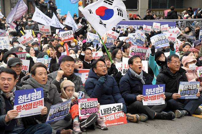 지난해 12월14일 시민들과 강기정 시장(오른쪽에서 네번째)이 금남로에서 열린 ‘광주시민 총궐기대회’ 중 당시 윤석열 대통령의 탄핵을 요구하고 있다. 광주시 제공