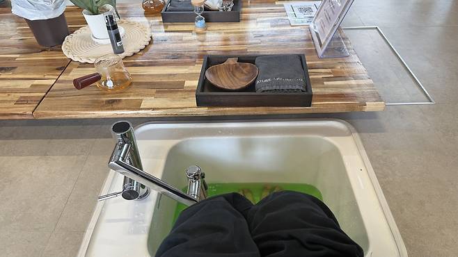 The writer warms her feet in a footbath [WOO JI-WON]