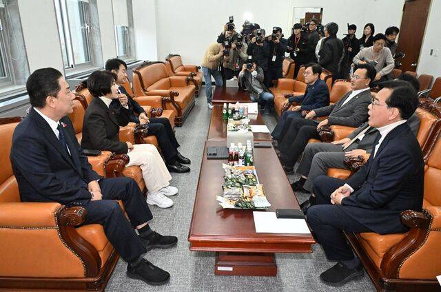 김병기(맨 왼쪽) 더불어민주당 원내대표와 송언석(맨 오른쪽) 국민의힘 원내대표가 30일 국회에서 예산안 처리 등 현안 논의를 위한 비공개 회동 전 환담을 하고 있다. 회동은 여야 원내수석부대표와 정책위의장, 국회 예산결산특별위원회 간사까지 참여한 ‘4+4’ 형태로 진행됐다. 이병주 기자