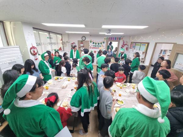 지난해 화성시 지역아동센터에서 ‘산타원정대’ 행사가 진행됐다. 초록우산 경기지역본부 제공