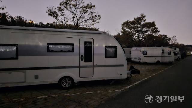 29일 밤 인천 남동 소래습지생태공원 공영주차장. 언제 주차해 놓은지 모르는 방치된 캠핑카들이 줄지어 서있다. 박기웅기자