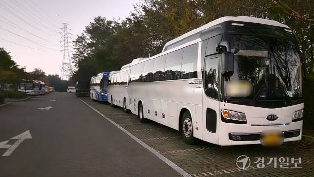 29일 밤 인천 남동 소래습지생태공원 공영주차장. 관광버스들이 소형차 주차면 여러면을 밟고 주차 중이다. 박기웅기자