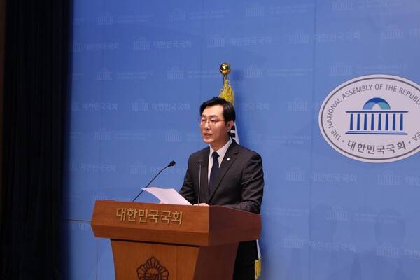 ▲30일 장경태 의원의 기자회견 모습. 사진=장경태 의원 페이스북