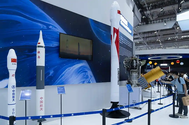 지난해 11월 광둥성 주하이에서 열린 제15회 중국 국제항공우주박람회에 전시된 항천과기그룹의 상업용 우주 로켓 제품. [펑미엔신문]