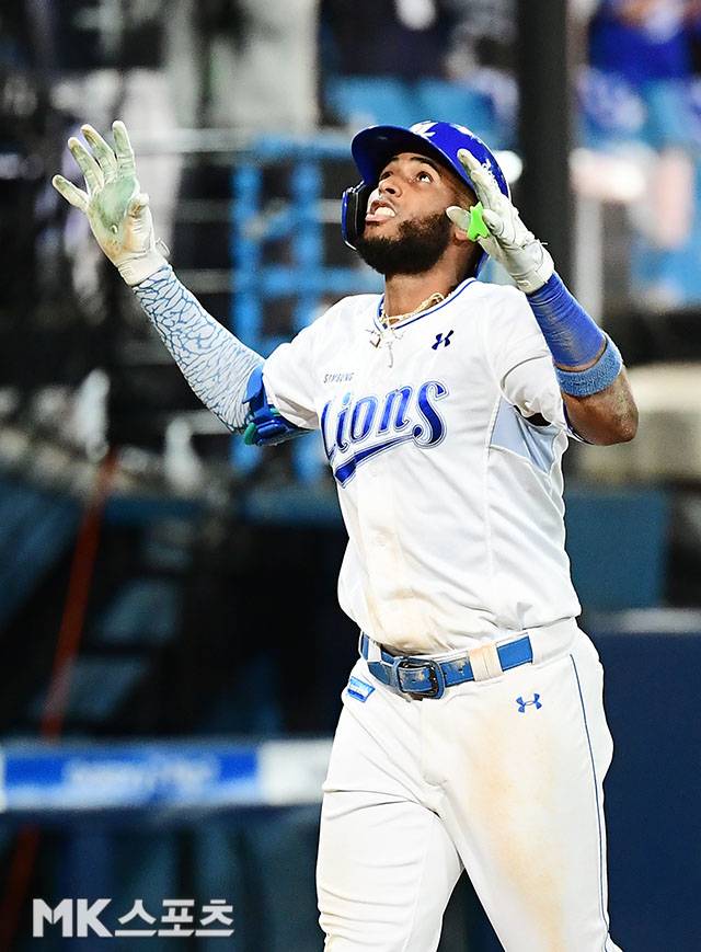 10월 14일 오후 대구삼성라이온즈파크에서 ‘2025 신한 SOL Bank KBO 포스트시즌’ SSG 랜더스와 삼성 라이온즈의 준플레이오프(5전 3선승제) 4차전이 열렸다. 2-2로 팽팽히 맞선 8회말 2사 1루에서 삼성 디아즈가 또 다시 앞서가는 투런홈런을 쏘아올리고 세리머니를 펼치고 있다. 사진=김영구 기자