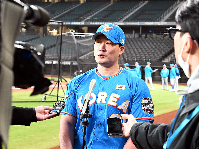 29일 일본 홋카이도 기타히로시마시 에스콘필드에서 ‘한일 드림 플레이어즈 게임 2025’(한일 DPG 2025)에 참가하는 팀 코리아 오승환이 인터뷰를 하고 있다. 한일 DPG 2025는 한국과 일본의 프로야구 은퇴 선수들이 출전하는 경기로, 지난해에 이어 올해 2회 대회를 연다. 사진=연합뉴스=사진공동취재단