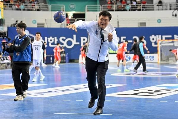 사진 김대현 문체부2차관이 신한SOL Bank 25-26 H리그 개막전 시구 중이다