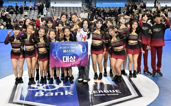 사진 신한SOL Bank 25-26 H리그 개막전 행사 대상팀과 기념촬영 중인 가수 박혜원